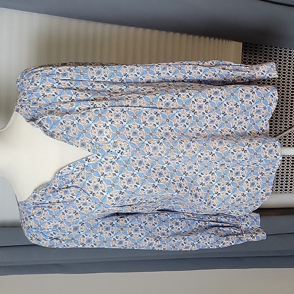 LOFT Tops - Loft white blue and gold blouse size Medium